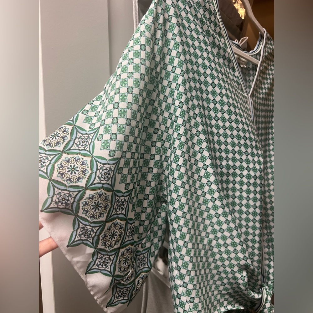 Light green top - Picture 2 of 3